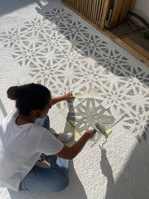 Cómo pintar el suelo de tu terraza paso a paso 11 Pintamos el suelo de la terraza con la plantilla y Chalk