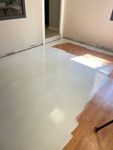 Guía para restaurar y pintar una tarima flotante 18 Vamos pintando todo el suelo de tarima flotante con pintura strong