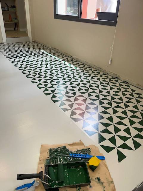 Guía para restaurar y pintar una tarima flotante 28 Pintamos el suelo de la tarima flotante con la pintura y la plantilla