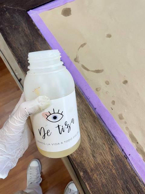 Cómo aclarar la madera de un mueble 14 Limpiamos tras decapar