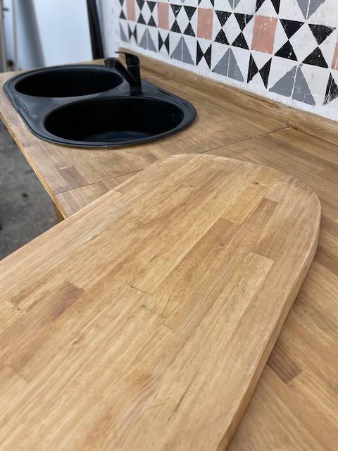 Tabla auxiliar para la cocina de exterior pintada