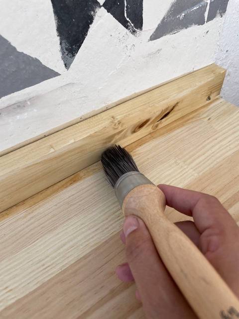 Aplicamos la patina en la encimera de la cocina de exterior