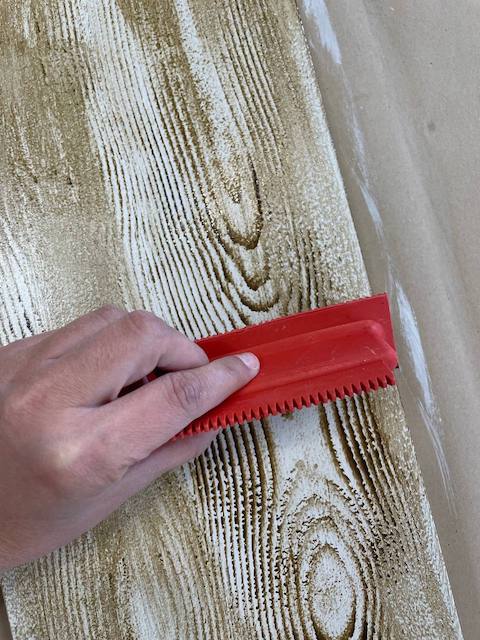 Imitación efecto madera en mármol 14 Dibujamos las vetas con el taco veteador