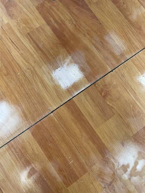 Guía para restaurar y pintar una tarima flotante 6 Limpiamos antes de restaurar y pintar la tarima flotante