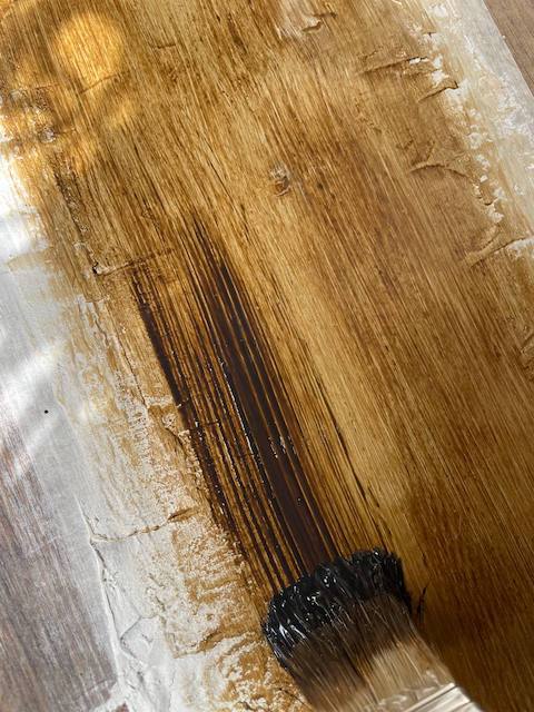 Cómo reparar tu tarima flotante rayada 16 Aplicamos pátina palisandro