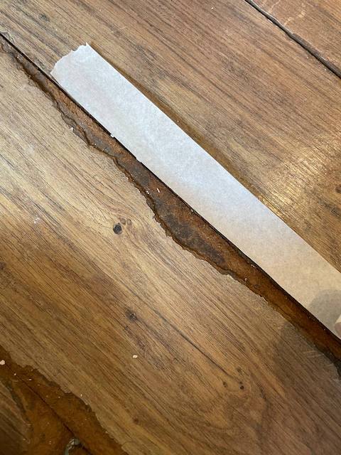 Cómo reparar tu tarima flotante rayada 5 Protegemos la zona que no queremos reparar de la tarima flotante