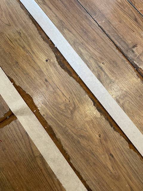 Cómo reparar tu tarima flotante rayada 6 Ponemos cinta adhesiva en las zonas que no queremos manchar de la tarima flotante
