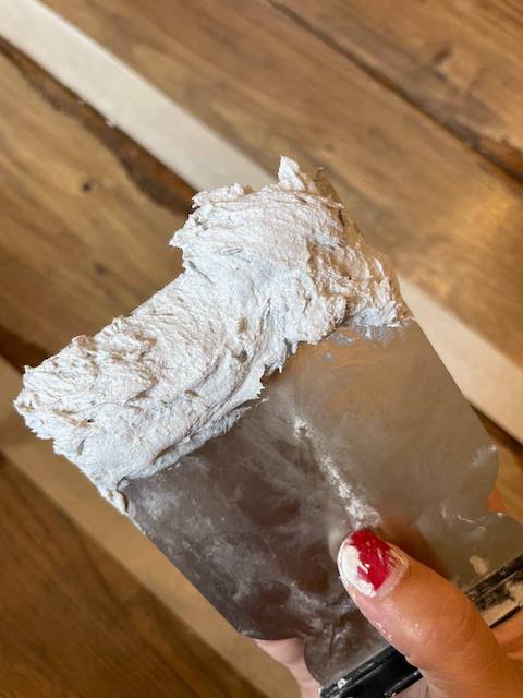 Cómo reparar tu tarima flotante rayada 7 Masilla de texturas para reparar la tarima flotante rayada