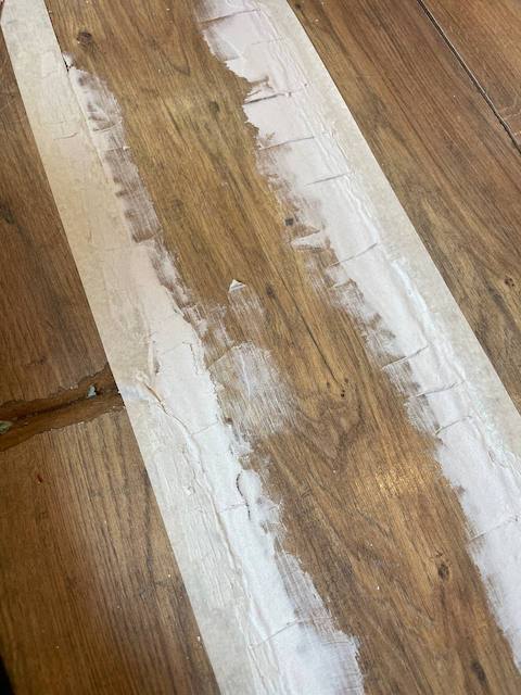 Cómo reparar tu tarima flotante rayada 8 Rellenamos los huecos de la tarima flotante rayada con masilla