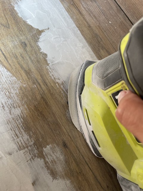 Cómo reparar tu tarima flotante rayada 9 Lijamos la masilla