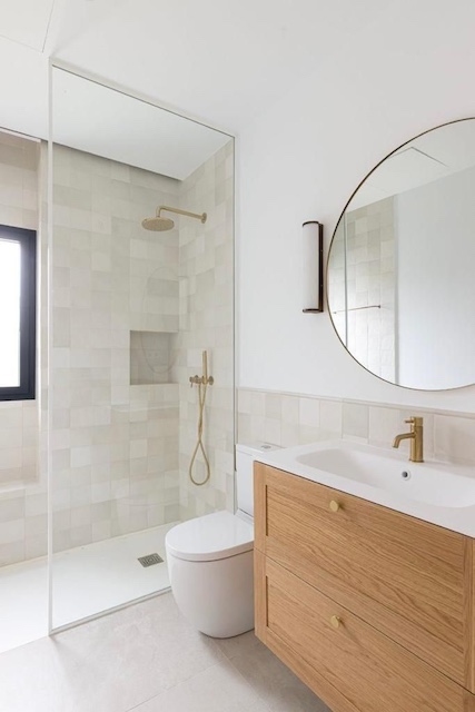 Baño con techo en blanco