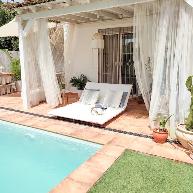 Ideas de color y decoración para exteriores: dale vida a tu terraza 47 Terraza pintada de blanco Wevet