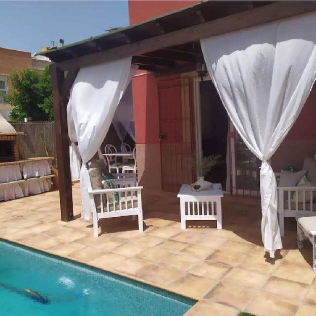 Ideas de color y decoración para exteriores: dale vida a tu terraza 46 Terraza pintada en rojo