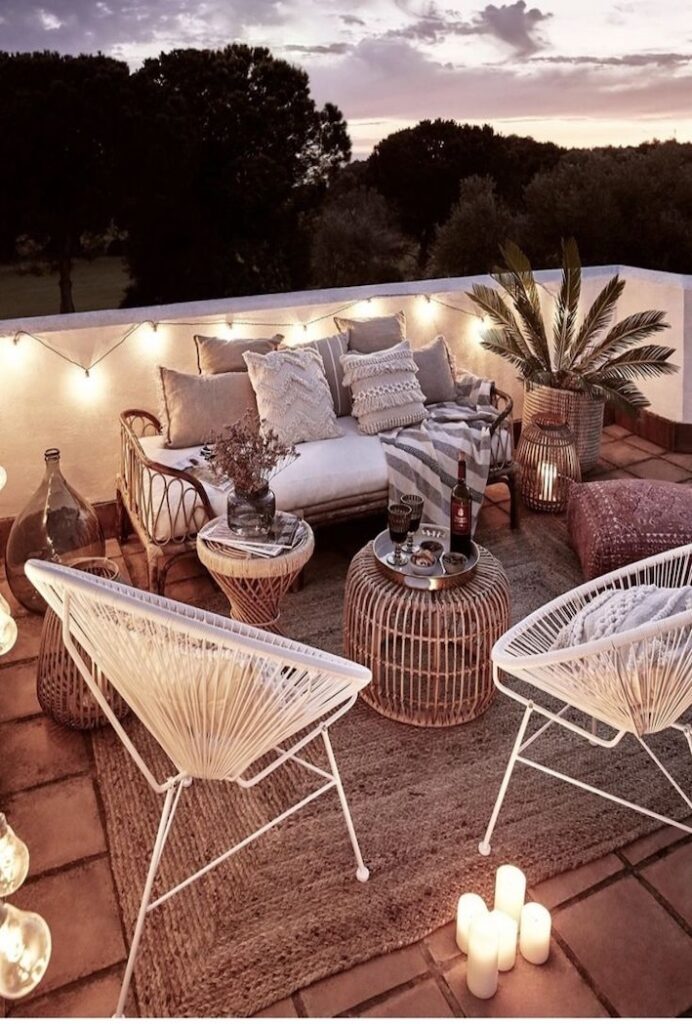 Terraza con cojines y alfombra