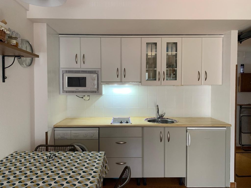 Cocina con encimera pintada con efecto madera