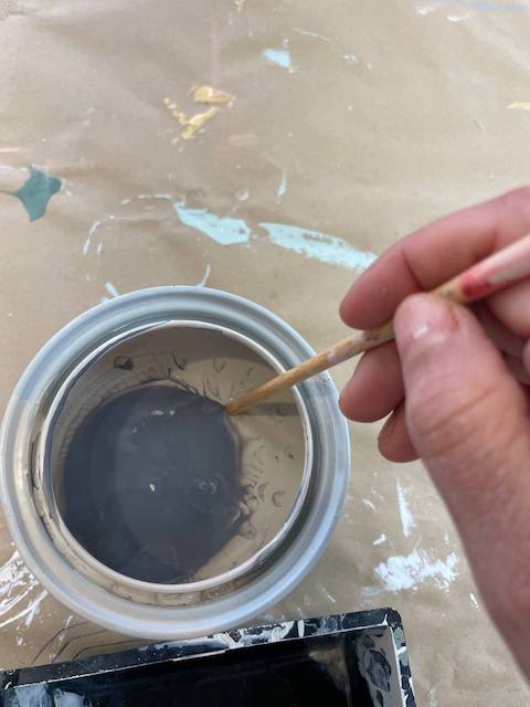 Cómo pintar sillas de madera 10 Pintura sin mezclar