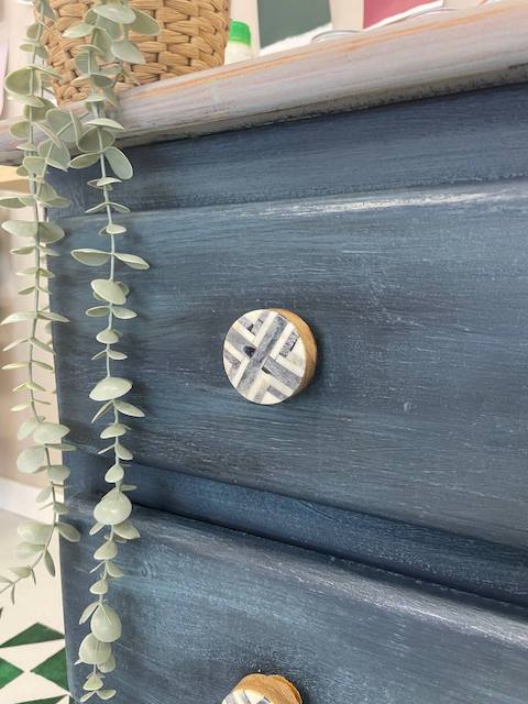 Consejos para limpiar muebles pintados 11 Detalle tirador en mueble pintado con chalk paint