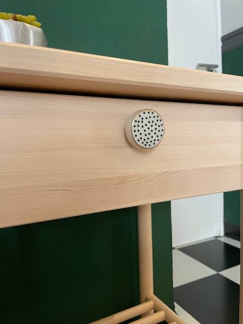 Ideas para personalizar tus muebles con tiradores 28 Tirador blanco y negro puntos en mueble de madera