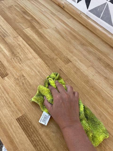 Extendemos la pátina en la encimera de la cocina de exterior con la ayuda de una bayeta