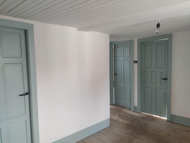 Pintar tu casa: ¿Blanco o color? ¡Descúbrelo aquí! 2 Paredes pintadas de blanco y puertas en verde