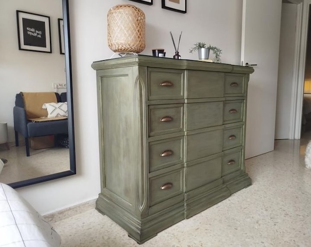 Guía completa para pintar y decorar tu casa según tu estilo de decoración 54 Mueble recibidor pintadp en verde con pátina negra