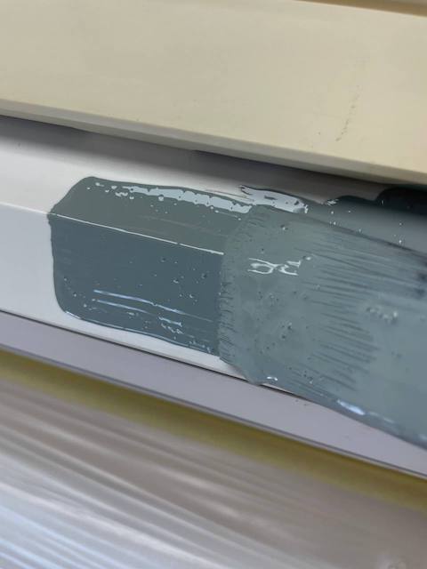 Cómo pintar un aire acondicionado: tutorial DIY 10 Pintamos el borde del aire acondicionado en Verde Piedra