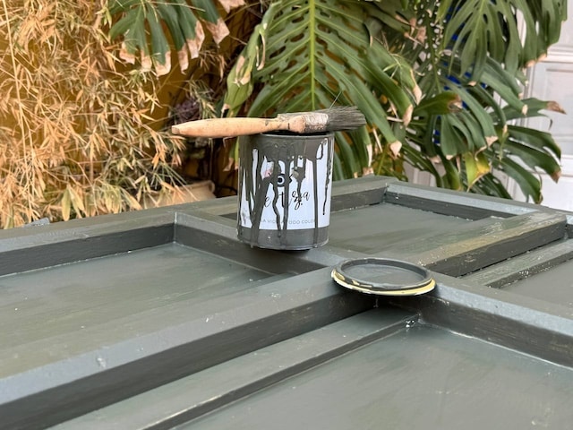 Puerta pintada en color Verde Busta