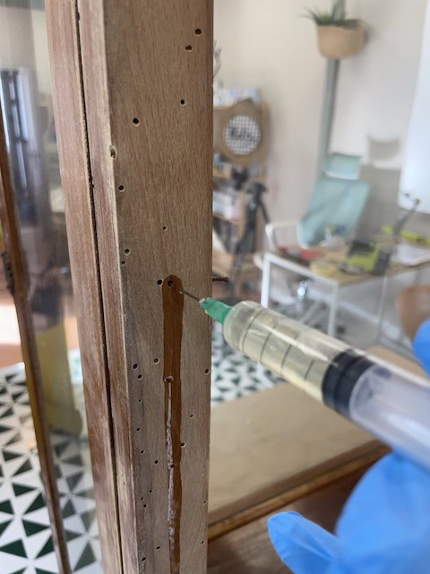 Aplicamos el tratamiento a la vitrina vintage con carcoma
