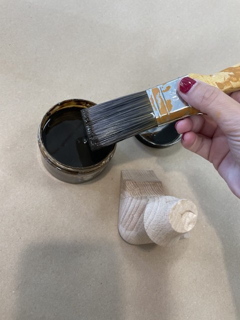 Patas para la vitrina vintage que vamos a pintar
