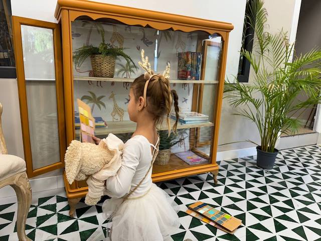 Cómo pintar vitrinas con pintura a la tiza