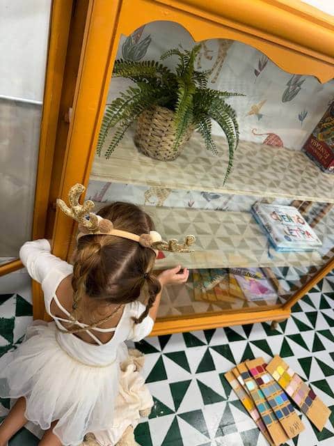 Cómo pintar vitrinas con pintura a la tiza