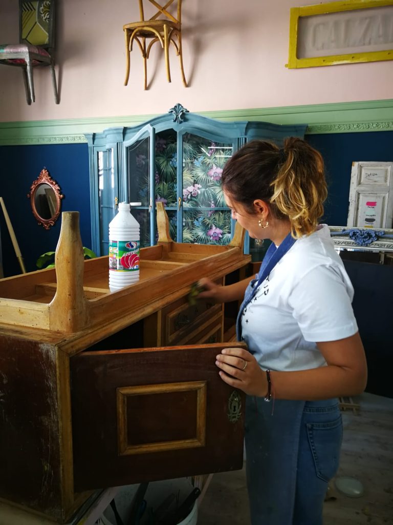 Cómo pintar un mueble antiguo con chalk paint 4 como pintar un mueble antiguo