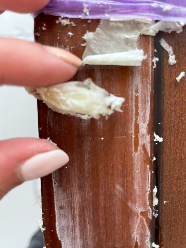 Decapar una puerta de madera oscura con decapante