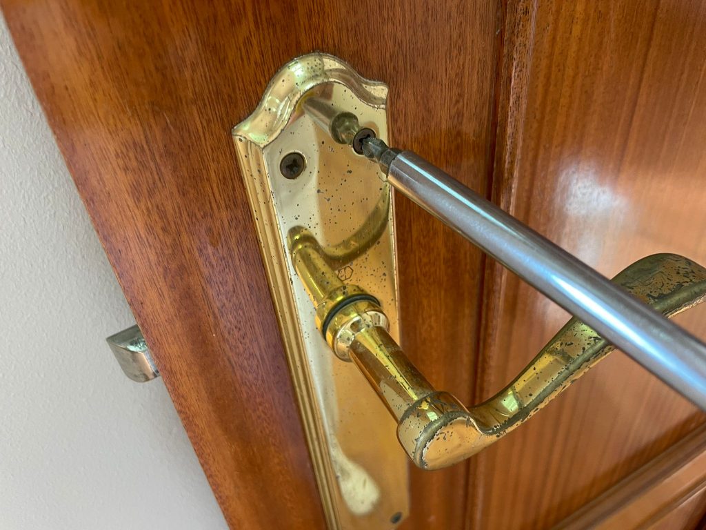 Desarmamos la cerradura de la puerta