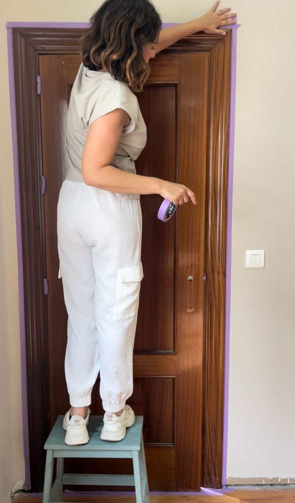 Encintamos la puerta para no manchar la pared