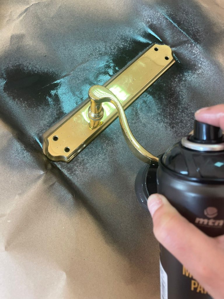 Pintar con spray manilla de puerta