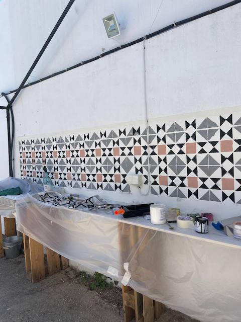 Zócalo de la cocina de exterior pintado con plantilla y masilla