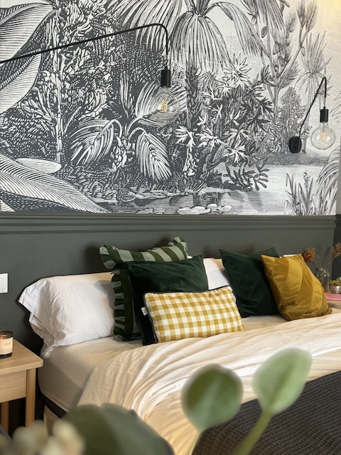 Combinar cojines de terciopelo y zócalo mate