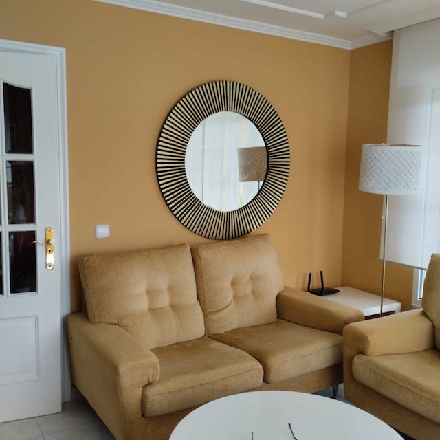 Cómo pintar un piso para alquilar: guía completa 16 Salon con sofa de polipiel y pared oscura