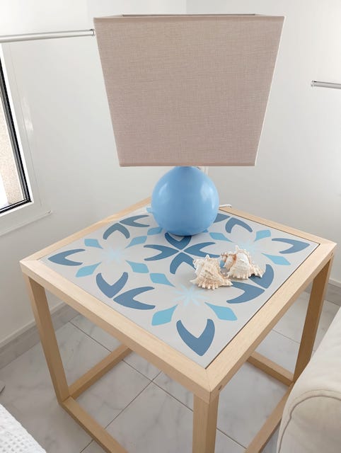 Cómo pintar un piso para alquilar: guía completa 21 Mesita pintada en tonos azules del piso para alquilar