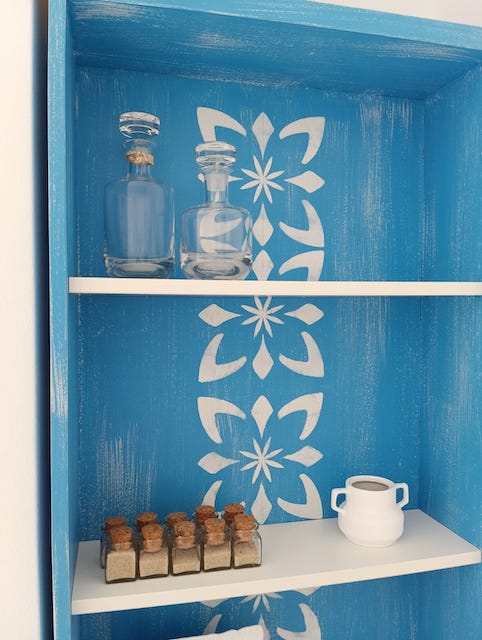 Cómo pintar un piso para alquilar: guía completa 20 Detalle mueble pintado azul y plantilla blanca