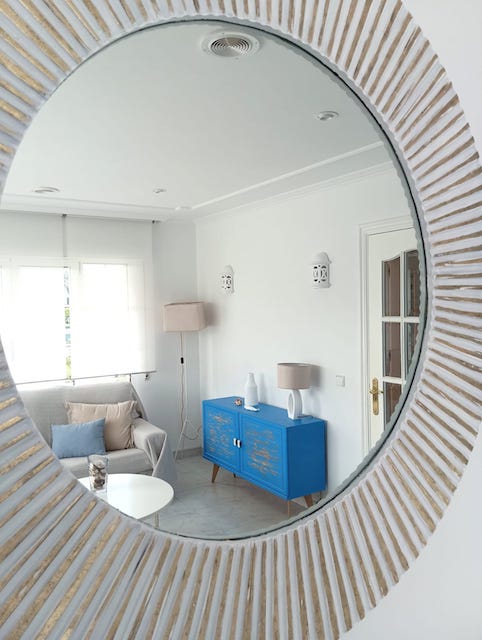 Cómo pintar un piso para alquilar: guía completa 22 Salon de piso pintado para alquilar a través de espejo