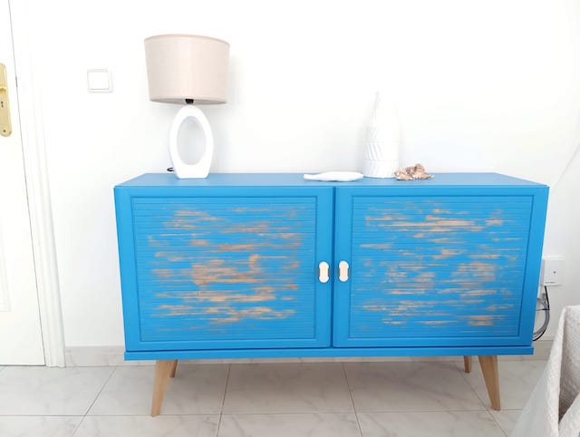 Cómo pintar un piso para alquilar: guía completa 23 Mueble pintado en tono azul y madera