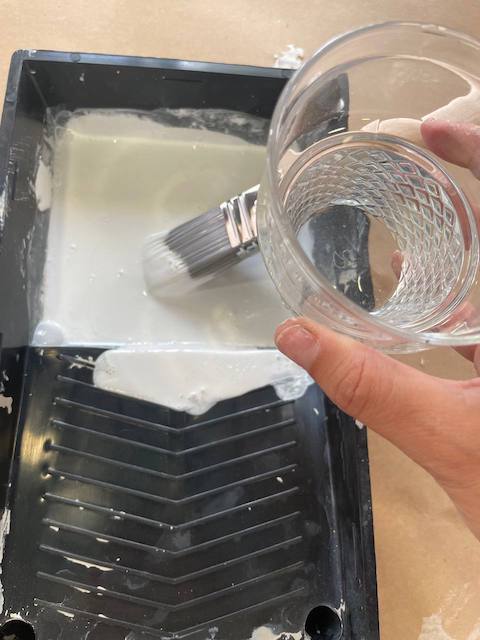 Añadimos agua a la imprimación para muebles