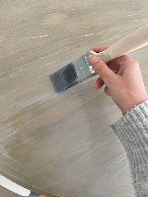 Cómo pintar una mesa de madera de comedor 21 aclarar muebles