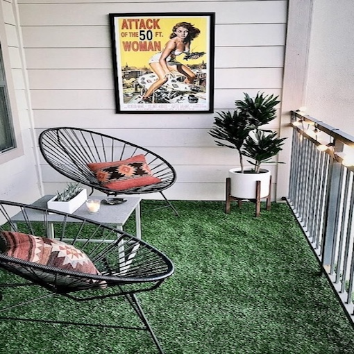 Balcón industrial con cuadro y cesped artificial