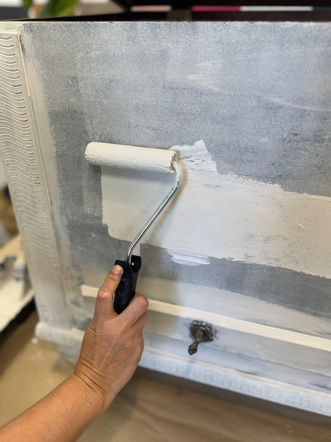 Cómo restaurar un baúl de madera en 5 pasos 16 Aplicamos la pintura con un rodillo