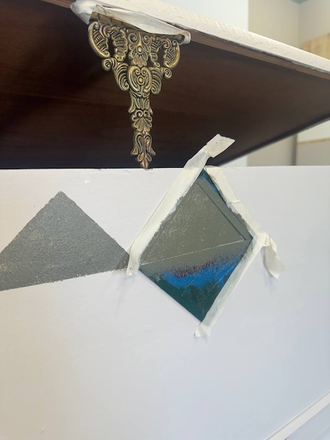 Cómo restaurar un baúl de madera en 5 pasos 19 Plantillas y pintura en baúl de madera