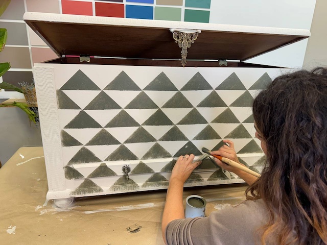 Cómo restaurar un baúl de madera en 5 pasos 21 Gema aplicando la pintura con la plantilla