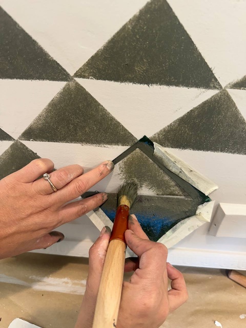 Cómo restaurar un baúl de madera en 5 pasos 20 Aplicamos la pintura con las plantillas